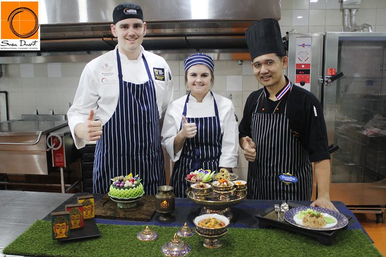 นักเรียนทุนGuildford Young Collegeเรียนรู้วัฒนธรรมไทยและฝึกอบรมการประกอบอาหารและขนมไทย