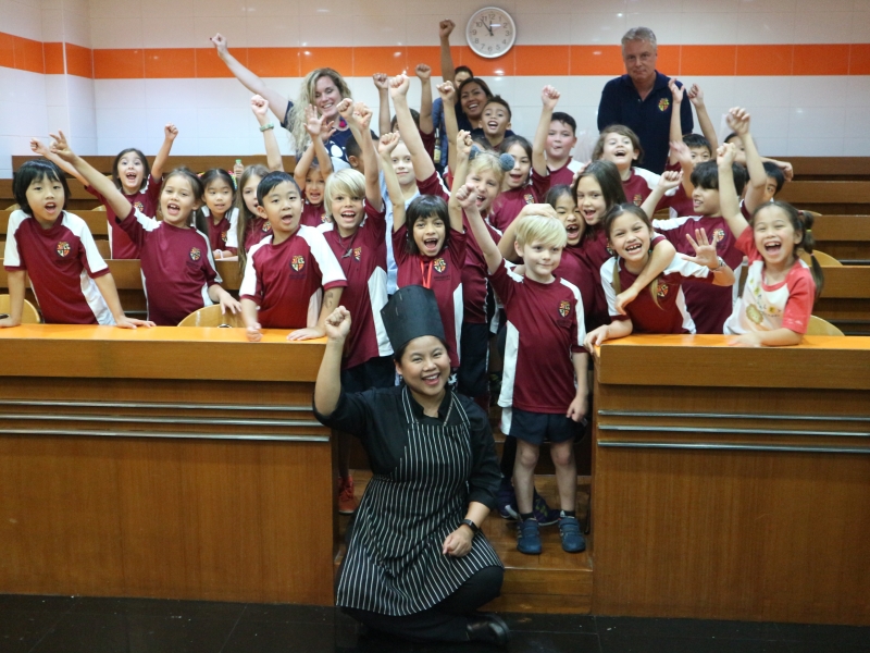 สาธิตและสอนอาหารไทยให้กับนักเรียนโรงเรียนนานาชาติเบิร์คลีย์
