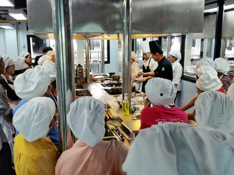 อบรมหลักสูตรขนมไทยเพื่อการประกอบอาชีพสำหรับผู้ถือบัตรสวัสดิการแห่งรัฐมหาวิทยาลัยประชาชน รุ่นที่ 1