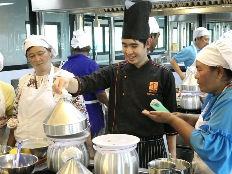 อบรมหลักสูตรอาหารไทยเพื่อการประกอบอาชีพสำหรับผู้ถือบัตรสวัสดิการแห่งรัฐ มหาวิทยาลัยประชาชน รุ่นที่ 2