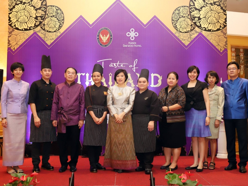 สาธิตการประกอบอาหารไทยภายในงานเทศกาลอาหาร ณ โรงแรมแดวู กรุงฮานอย สาธารณรัฐสังคมนิยมเวียตนาม