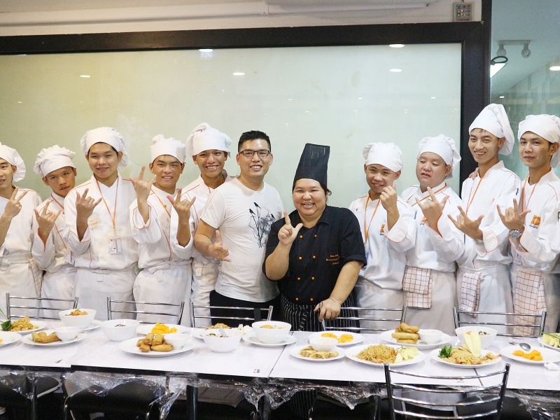 อบรมการประกอบอาหารและขนมไทยให้กับคณะอาจารย์และนักเรียนจากโรงเรียนเทคนิคการทำอาหารหัวหนานกว่างซี