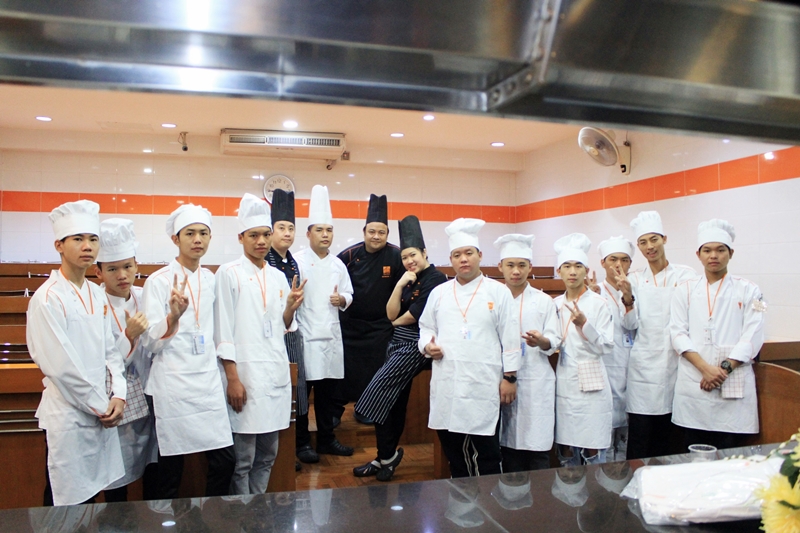 อบรมการประกอบอาหารไทย ภาคอีสาน ให้กับคณะนักเรียนโรงเรียนเทคนิคการทำอาหารหัวหนานกว่างซี