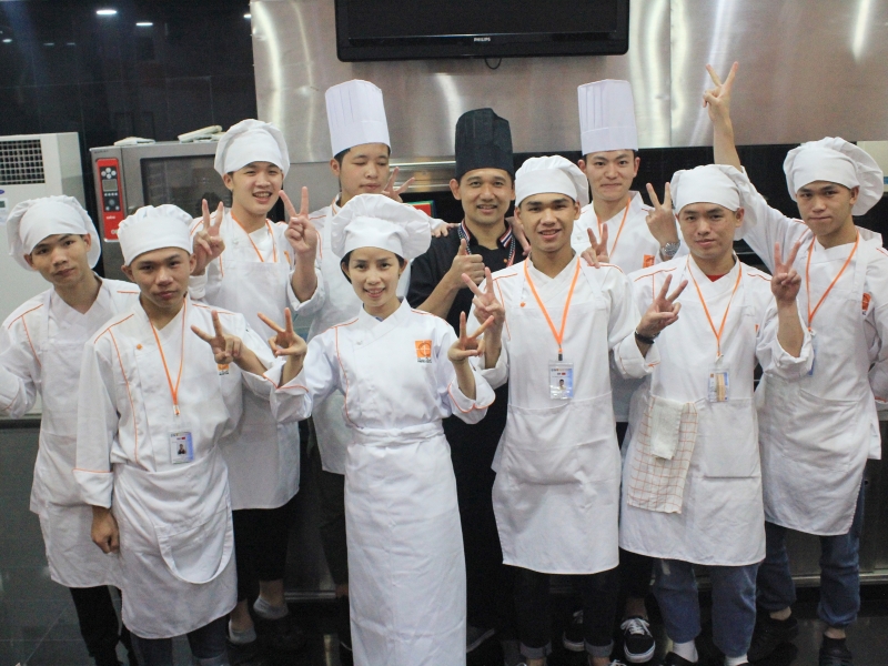 อบรมการประกอบอาหารไทย ให้กับนักเรียนโรงเรียนเทคนิคการทำอาหารหัวหนานกว่างซี (วันที่ 2) 