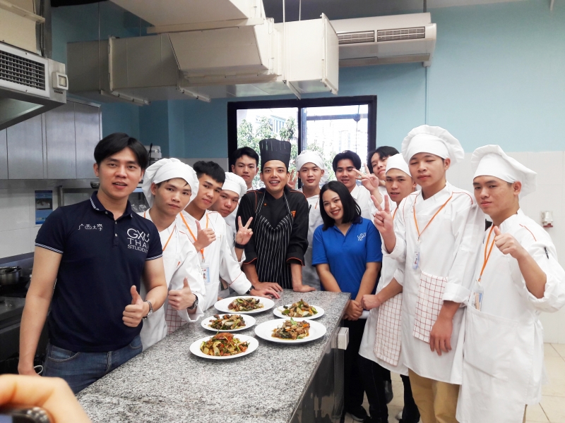 จัดอบรมการประกอบอาหารไทย ให้กับนักเรียนโรงเรียนเทคนิคการทำอาหารหัวหนานกว่างซี (วันที่ 5) 