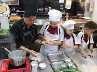 สาธิตและสอนอาหารไทยให้กับนักเรียนโรงเรียนนานาชาติเบิร์คลีย์