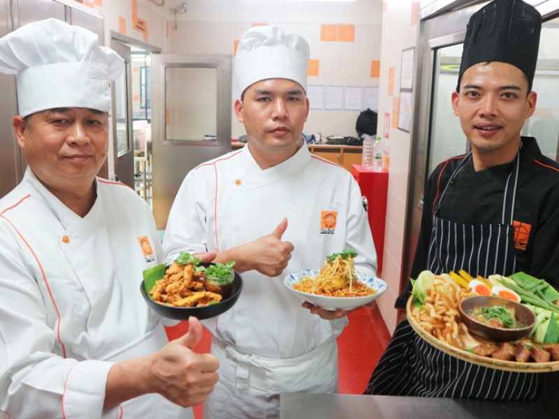 อบรมการประกอบอาหารไทยภาคเหนือ ให้กับนักเรียนโรงเรียนเทคนิคการทำอาหารหัวหนานกว่างซี