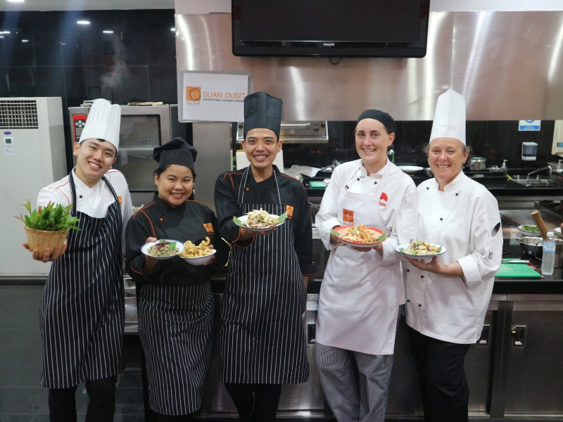 อบรมการประกอบอาหารไทยและขนมไทยในโครงการแลกเปลี่ยนบุคลากรทางด้านอาหาร จาก สถาบัน TAFE Queensland, Australia